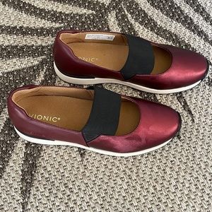 Vionic Maroon and Black Women's Flats